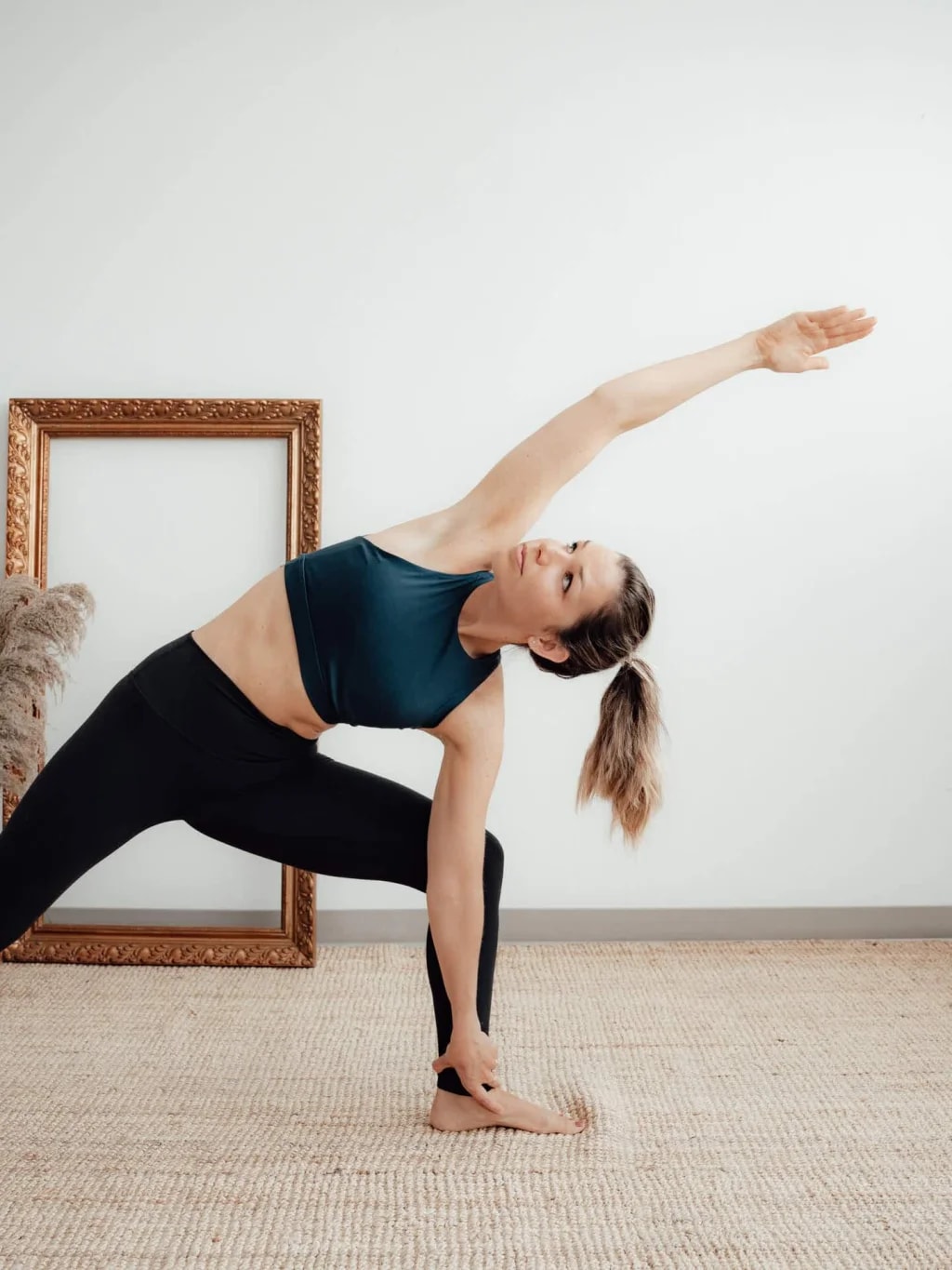 professeur Guillemette faisant une posture de yoga